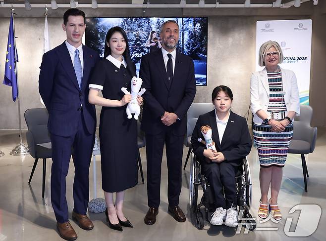 방송인 알베르토 몬디(왼쪽부터), 전 피겨스케이팅 선수 김연아, 안드레아 바르니에르 밀라노 코르티나 동계올림픽 CEO, 패럴림픽 노르딕 스키 국가대표 김윤지, 에밀리아 가토 주한이탈리아 대사가 25일 서울 강남구 신사동 하이스트리트 이탈리아에서 열린 2026 밀라노 코르티나 동계 올림픽 공식 설명회에 앞서 기념촬영을 하고 있다. 2025.6.25/뉴스1 ⓒ News1 김성진 기자