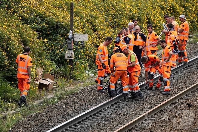 25일(현지시간) 프랑스 북부 릴의 몽드테르역에서 프랑스 국영 철도회사 SNCF 직원들이 약 600m 길이의 구리 케이블이 도난당한 현장을 점검하고 있다. 2025.06.25 ⓒ AFP=뉴스1 ⓒ News1 김지완 기자