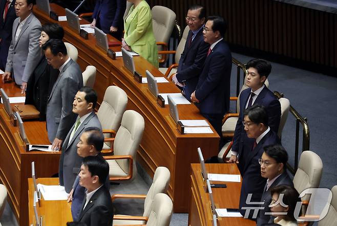 김용태 국민의힘 비상대책위원장과 송언석 원내대표를 비롯한 야당 의원들이 26일 서울 여의도 국회 본회의장에서 시정연설을 하기 위해 입장하는 이재명 대통령을 바라보고 있다. ⓒ News1 국회사진기자단