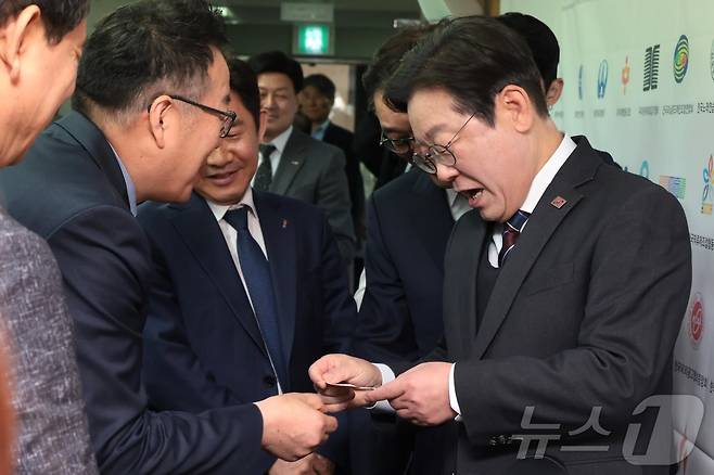 이재명 당시 더불어민주당 대표가 지난 4월 서울 여의도에서 열린 소상공인연합회 민생경제 현장 간담회에서 송치영 소상공인연합회장과 인사를 나누고 있다. 2025.4.2/뉴스1 ⓒ News1 국회사진취재단