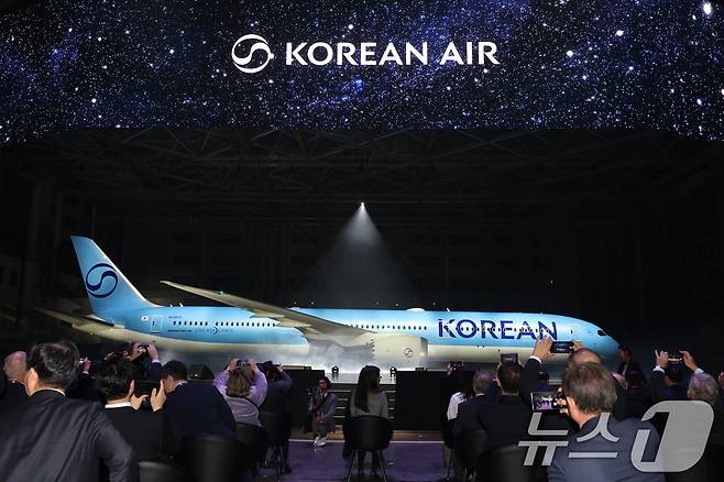 11일 서울 강서구 대한항공 격납고에서 열린 '라이징 나이트(Rising Night)' 행사에서 새 기업이미지(CI)를 입힌 보잉 787-10 항공기가 공개되고 있다. 2025.3.11/뉴스1 ⓒ News1 공항사진기자단