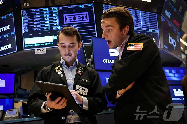 뉴욕 증권거래소 객장의 트레이더들. ⓒ 로이터=뉴스1