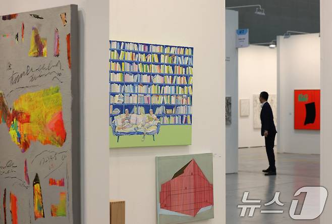 26일 오전 경기 수원시 영통구 수원컨벤션센터에서 열린 '2025 화랑미술제 in 수원'에서 다양한 회화, 조각, 미디어, 설치 등 미술작품들이 전시돼 있다. 2025.6.26/뉴스1 ⓒ News1 김영운 기자