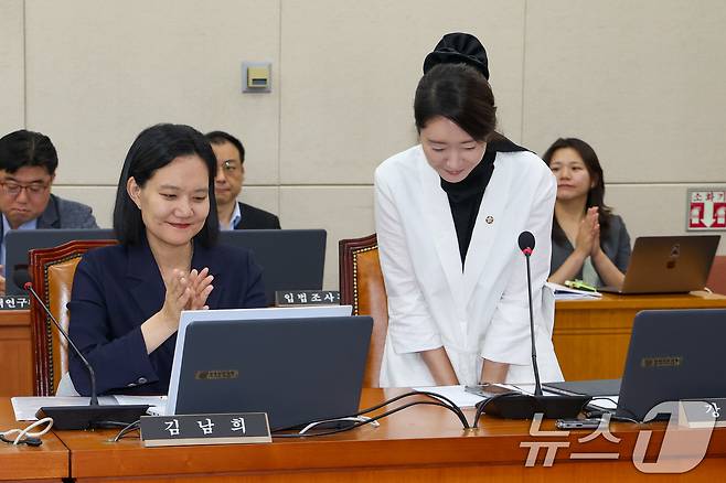 여성가족부 장관 후보자로 지명된 강선우 더불어민주당 간사가 26일 오전 서울 여의도 국회에서 열린 제426회국회(임시회) 보건복지위원회 제1차 전체회의에서 지명 소감을 밝힌 뒤 인사하고 있다. 2025.6.26/뉴스1 ⓒ News1 안은나 기자