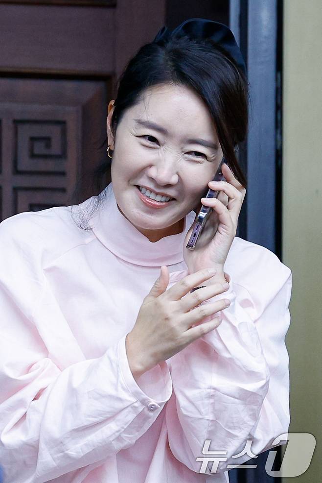 강선우 여성가족부 장관 후보자가 24일 오후 서울 여의도 국회에서 열린 더불어민주당 의원총회에 참석해 통화하고 있다. 2025.6.24/뉴스1 ⓒ News1 안은나 기자