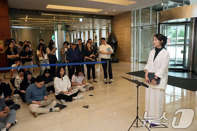 강선우 여성가족부 장관 후보자가 26일 오후 서울 종로구 이마빌딩에 마련된 인사청문회 사무실로 출근하며 소감을 밝히고 있다. 2025.6.26/뉴스1 ⓒ News1 황기선 기자