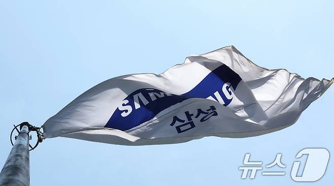 30일 서울 서초구 삼성전자 서초사옥에 삼성 깃발이 바람에 펄럭이고 있다. 2025.4.30/뉴스1 ⓒ News1 장수영 기자