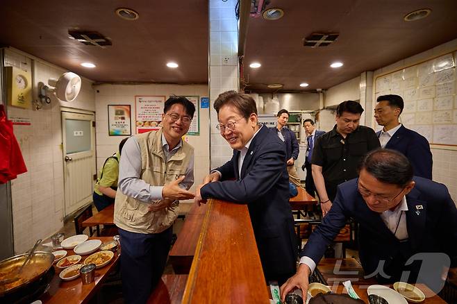 이재명 대통령이 26일 서울의 한 대구탕집에서 시민과 대화를 나누고 있다. (대통령실 제공. 재판매 및 DB 금지) 2025.6.26/뉴스1 ⓒ News1 이재명 기자