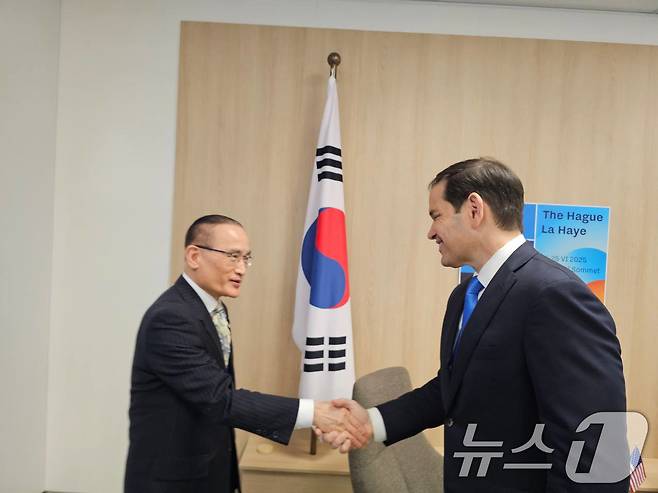 위성락 대통령실 국가안보실장이 25일(현지시간) 네덜란드 헤이그에서 마르코 루비오 미국 국무장관 겸 국가안보보좌관과 가진 NATO 정상회의 계기 면담에서 기념촬영을 하고 있다. (대통령실 제공. 재판매 및 DB 금지) 2025.6.25/뉴스1 ⓒ News1 허경 기자