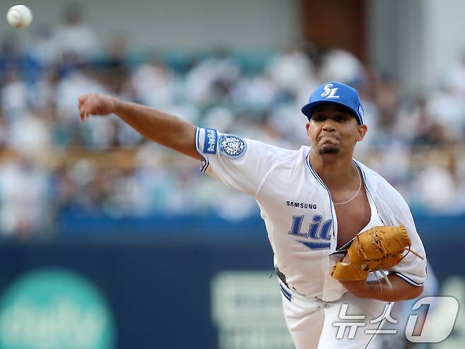 26일 오후 대구 수성구 삼성라이온즈파크에서 열린 프로야구 '2025 신한 SOL뱅크 KBO 리그' 한화 이글스와 삼성 라이온즈의 경기, 1회초 삼성 선발 가라비토가 역투하고 있다. 2025.6.26/뉴스1 ⓒ News1 공정식 기자