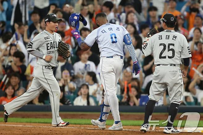 26일 오후 대구 수성구 삼성라이온즈파크에서 열린 프로야구 '2025 신한 SOL뱅크 KBO 리그' 한화 이글스와 삼성 라이온즈의 경기, 7회말 2사 만루 상황 삼성 4번타자 디아즈가 2루수 땅볼로 아웃된 뒤 헬멧을 내던지며 아쉬워하고 있다. 2025.6.26/뉴스1 ⓒ News1 공정식 기자