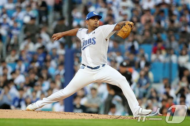 26일 오후 대구 수성구 삼성라이온즈파크에서 열린 프로야구 '2025 신한 SOL뱅크 KBO 리그' 한화 이글스와 삼성 라이온즈의 경기, 삼성 선발 가라비토가 역투하고 있다. 2025.6.26/뉴스1 ⓒ News1 공정식 기자