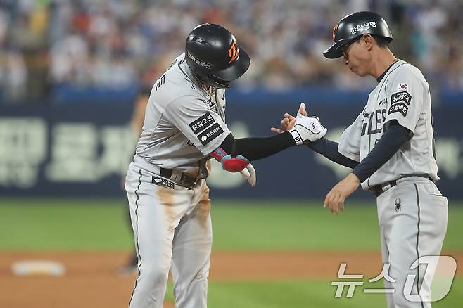 26일 오후 대구 수성구 삼성라이온즈파크에서 열린 프로야구 '2025 신한 SOL뱅크 KBO 리그' 한화 이글스와 삼성 라이온즈의 경기, 6회초 2사 1,2루 상황 한화 2번타자 리베라토가 좌익수방면 2타점 역전 적시타를 때린 뒤 3루에서 김재걸 코치와 기쁨을 나누고 있다. 2025.6.26/뉴스1 ⓒ News1 공정식 기자