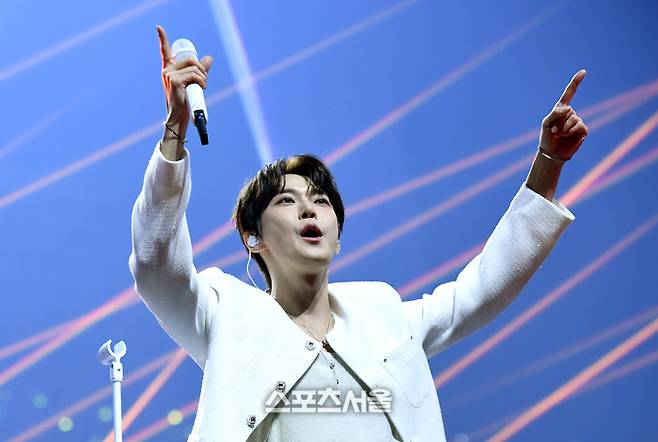 NCT 도영이 21일 오후 인천 중구 인스파이어 아레나에서 열린 제34회 ‘서울가요대상’에서 오프닝 무대를 꾸미고 있다. 2025. 6. 21.  인천 | 박진업 기자 upandup@sportsseoul.com
