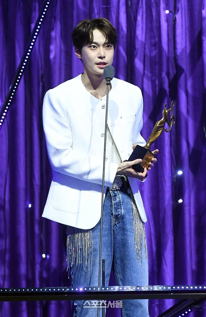 NCT 도영이 21일 오후 인천 중구 인스파이어 아레나에서 열린 제34회 ‘서울가요대상’에서 본상을 수상한 뒤 소감을 밝히고 있다. 2025. 6. 21.  인천 | 박진업 기자 upandup@sportsseoul.com