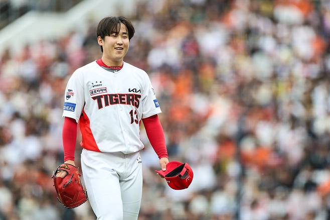 KIA 윤영철이 6일 광주-기아 챔피언스 필드에서 열린 2025 KBO리그 정규시즌 한화전서 마운드를 내려오며 미소 짓고 있다. 사진 | KIA 타이거즈