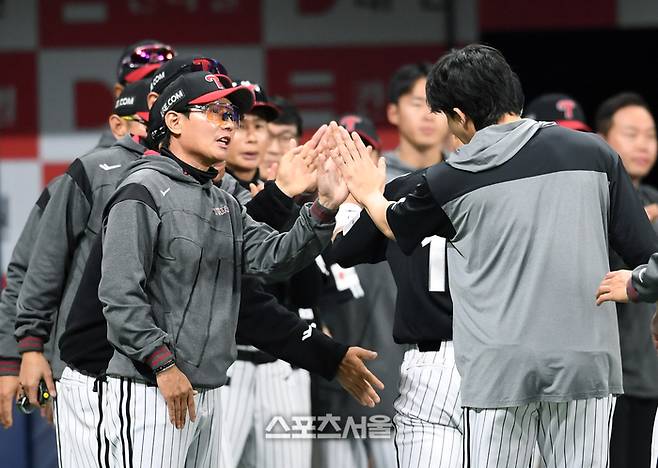 LG 염경엽 감독이 선수들과 하이파이브를 하고 있다. 고척 | 박진업 기자 upandup@sportsseoul.com