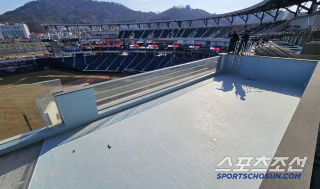 17일 대전 한화생명볼파크에서 열린 KBO리그 시범경기 한화와 삼성의 경기. 대전한화생명볼파크 4층에 위치한 인피니티풀 수영장. 대전=송정헌 기자songs@sportschosun.com/2025.03.17/