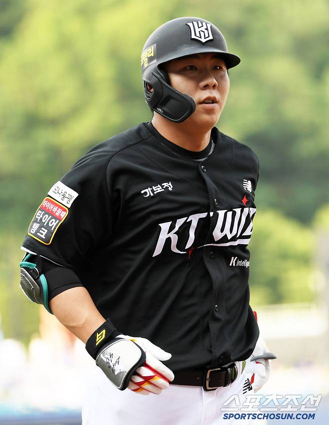 15일 대구 라이온즈파크에서 열린 삼성 라이온즈와 KT 위즈의 경기. 1회초 2사 2루 KT 이정훈이 투런포를 날린 뒤 환호하고 있다. 대구=박재만 기자 pjm@sportschosun.com/2025.06.15/