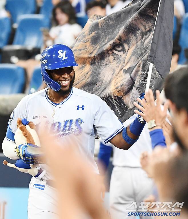 17일 대구 라이온즈파크에서 열린 두산-삼성전. 7회말 1사 디아즈가 솔로포를 친 후 환영받고 있다. 대구=정재근 기자 cjg@sportschosun.com/2025.6.17/