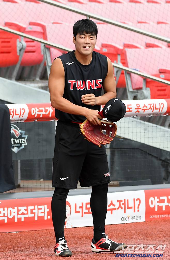 현수 형님 장난에 이등병처럼 딱 그 자리에 멈춰 대답한 천성호.