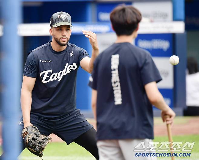 수비 훈련을 하고 있는 리베라토.