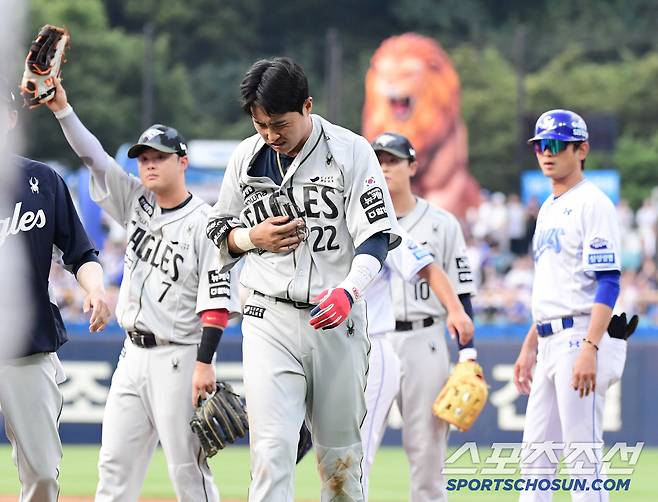 1회 수비 도중 양도근과 충돌. 부상으로 교체되고 있는 한화 채은성.