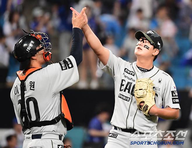 26일 대구 삼성라이온즈파크에서 열린 삼성과 한화의 경기. 한화가 삼성에 승리했다. 경기 종료 후 승리의 기쁨을 나누고 있는 김서현, 이재원. 대구=송정헌 기자songs@sportschosun.com/2025.06.26/