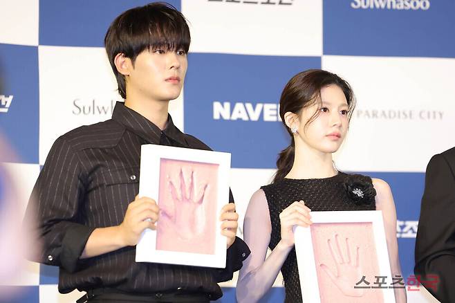 제4회 청룡시리즈어워즈(Blue Dragon Series Awards)의 핸드프린팅 행사에 참석한 배우 이정하, 고윤정. 25.6.25 ⓒ이혜영 기자 lhy@hankooki.com