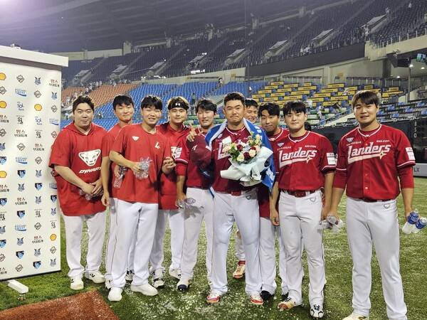 노경은(가운데). ⓒSSG랜더스