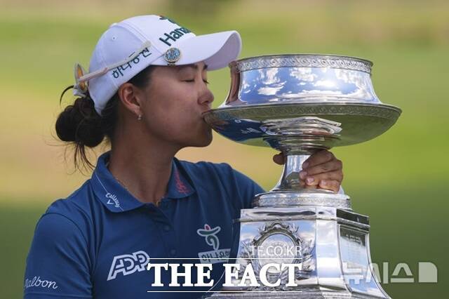 호주교포 이민지가 KPMG위민스PGA챔피언십에서 우승한 뒤 트로피에 입을 맞추고 있다./ AP. 뉴시스