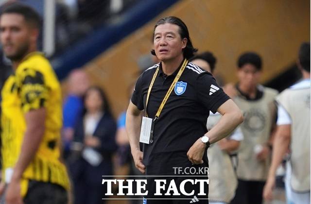 3백을 기본으로 수비 안정을 꾀한 울산의 김판곤 감독은 조별리그 3경기에서 단 한 경기도 승리하지 못해 아쉬움을 남겼다./신시내티=AP.뉴시스