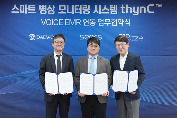 대웅제약은 지난 25일 씨어스테크놀로지, 퍼즐에이아이와 3자 업무협약을 체결했다고 26일 밝혔다. 이영신 씨어스테크놀로지 대표, 이창재 대웅제약 대표, 김용식 퍼즐에이아이 대표가 기념촬영을 하고 있다. /대웅제약 제공