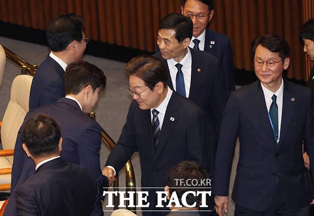 김용태 국민의힘 비상대책위원장과 인사하는 이재명 대통령.