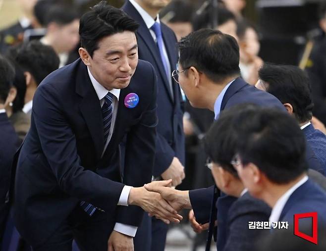 대통령 비서실장으로 내정된 강훈식 더불어민주당 의원이 6월 4일 서울 여의도 국회에서 열린 제21대 대통령 취임선서식에 참석하고 있다. 김현민 기자