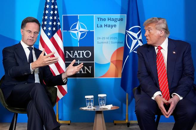 도널드 트럼프 미국 대통령이 25일(현지 시각) 네덜란드 헤이그에서 열린 나토(NATO) 정상회의에서 마르크 뤼터 나토 사무총장과 만나 인사를 나누고 있다.도널드 트럼프 미국 대통령이 25일 네덜란드 헤이그에서 열린 나토(NATO) 정상회의에서 마르크 뤼터 나토 사무총장과 공개 회담을 하고 있다. /AP 연합뉴스