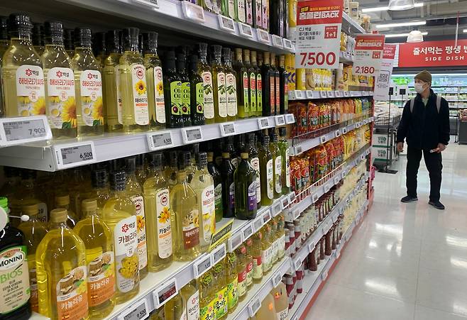지난 3월 14일 오전 서울 한 대형마트에서 고객들이 매대에 진열된 식용유를 살펴보고 있다. /조선DB