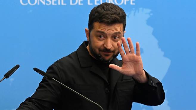 볼로디미르 젤렌스키 우크라이나 대통령이 25일 프랑스 동부 스트라스부르에서 열린 우크라이나 침략범죄 특별재판소 출범에 필요한 법적 문서에 서명한 뒤 기자회견장에 도착하고 있다./AP 연합뉴스