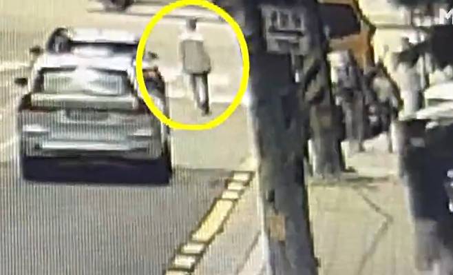 이경규가 지난 8일 비틀거리며 차도를 걷고 있는 모습. /MBN