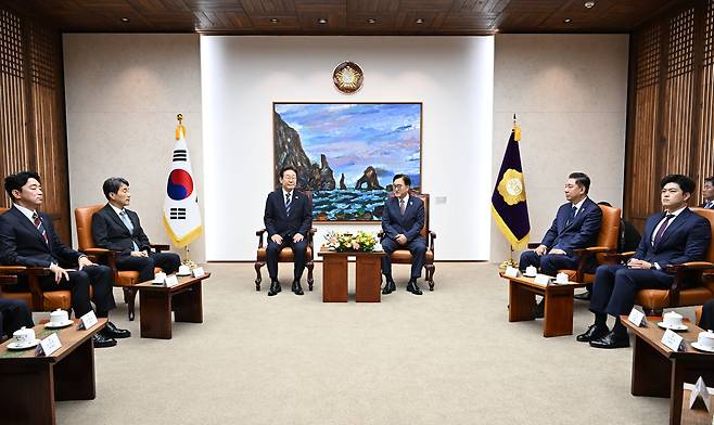 이재명 대통령이 26일 국회에서 추가경정예산 시정연설에 앞서 우원식 국회의장, 여야 대표와 환담하고 있다. /연합뉴스