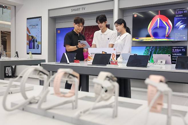 Models browse products at Chinese tech company Xiaomi’s store in IFC Mall in Seoul’s Yeouido-gu on June 25. The location is Xiaomi’s first brick-and-mortar store in South Korea and is set to officially open on June 28. /Yonhap News