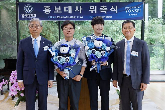 연세대는 26일 서울 서대문구 총장 공관 영빈관에서 나영석 PD와 과학 커뮤니케이터 궤도(본명 김재혁)를 모교 홍보대사로 위촉했다. 왼쪽부터 윤동섭 연세대 총장, 나영석 PD, 과학커뮤니케이터 궤도, 이경률 연세대 총동문회장. /연세대