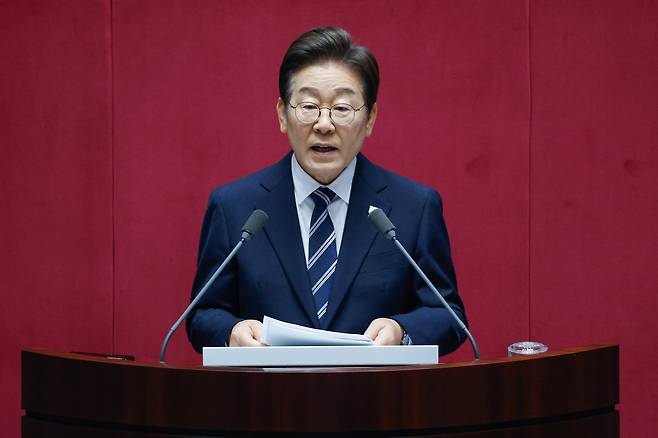 이재명 대통령이 26일 오전 서울 여의도 국회에서 열린 제426회국회(임시회) 제2차 본회의에서 2025년도 제2회 추가경정예산안에 대한 정부의 시정연설을 하고 있다. /남강호기자