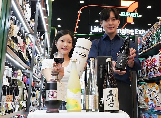 최자 복분자주 '분자'(왼쪽)와 쿠보타 사케. /세븐일레븐 제공