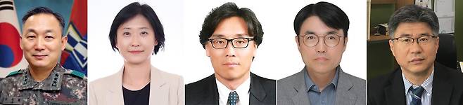 이재명 대통령은 26일 국방부·보건복지부·환경부·고용노동부·공정거래위원회 등 부처 차관 인사를 단행했다고 강유정 대변인이 용산 대통령실에서 브리핑을 통해 밝혔다.국방부 차관에는 이두희 전 육군 미사일전략사령관이 임명됐다. 복지부 1차관에는 이스란 복지부 사회복지정책실장이, 환경부 차관에는 금한승 국립환경과학원장이 각각 임명됐다.고용부 차관에는 권창준 고용부 기획조정실장이 발탁됐다. 공정위 부위원장은 남동일 공정위 상임위원이 맡게 됐다. 왼쪽부터 이두희 전 사령관, 이스란 실장, 금한승 원장, 권창준 실장, 남동일 위원. /대통령실 제공