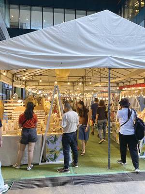 쇼핑몰 사이에 마련된 프리마켓