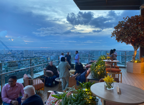 38층에 위치한 루프톱바 ‘스카이 바’ 낮(위), 일몰 시간대(아래)의 모습