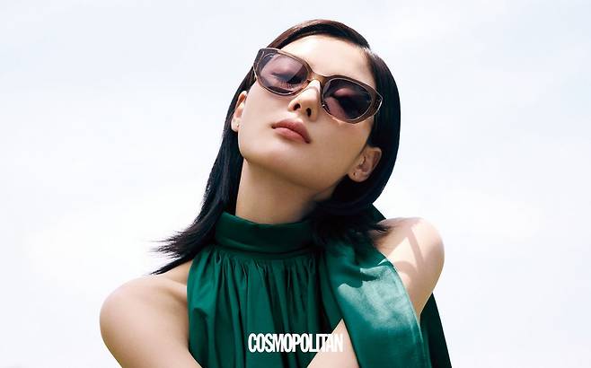 은은한 베이지 컬러가 돋보이는 선글라스 26만원 Max Mara Eyewear by Marcolin. 태피터 드레스 가격미정 Max Mara.