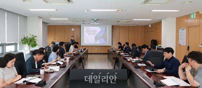 울산항만공사(UPA)가 25일 오후 대회의실에서 ‘울산항 부가가치 창출 극대화를 위한 항만산업 지원전략 및 실행방안 수립 연구용역’ 착수보고회를 하고 있다. ⓒ울산항만공사