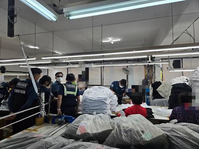 경찰이 급습한 서울 중랑구 가품 제조공장.ⓒ서울경찰청 기동순찰대 제공